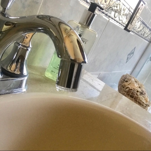 New glow fantastic water tap.  it glows blue💧💦 - Picture 2 of 2